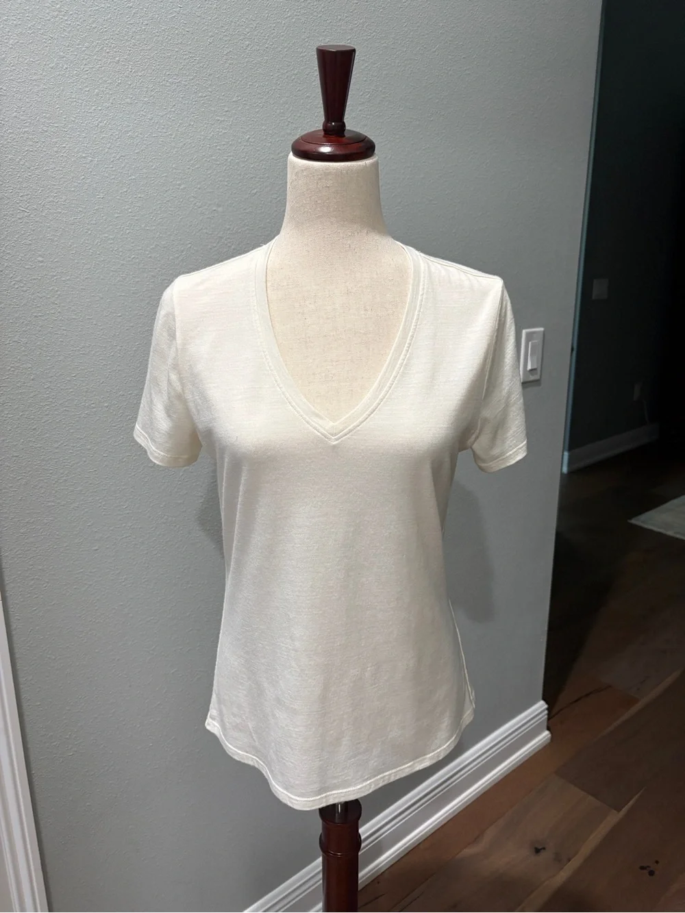 Travel Classic V-Neck Short Sleeve Top in Cream - Picture 6 of 8